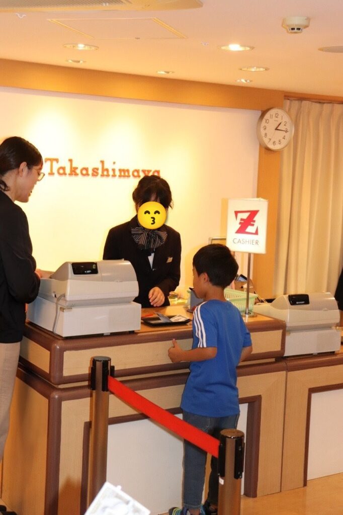 キッザニア甲子園の高島屋で、所持金以上の商品を買おうとして焦る弟の様子