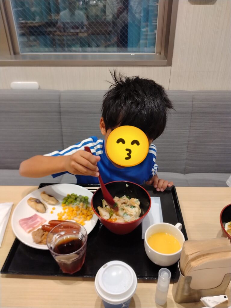 ワイズホテル阪神尼崎駅前の客室と、寝ぐせがついた息子の頭