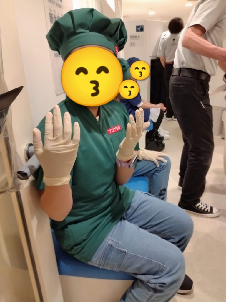 キッザニア甲子園の病院パビリオンで、腹腔鏡手術の執刀医体験に集中するADHDの女の子