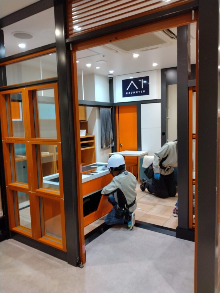 キッザニア甲子園のモデルハウスAI工務店で、真剣に家づくり体験をするASDの男の子