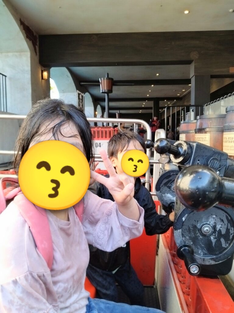 レゴランドのスプラッシュ・バトルに乗り、髪や服がびしょ濡れになった子どもたちの写真