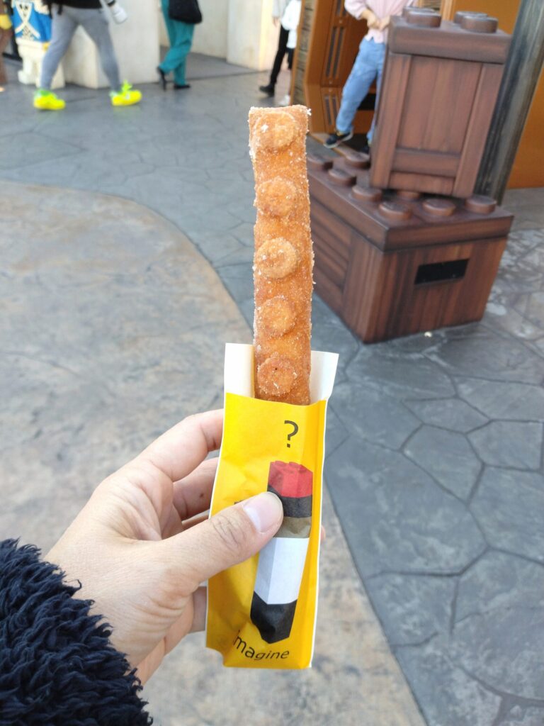 レゴランド園内で食べたレゴブロック型チュロス