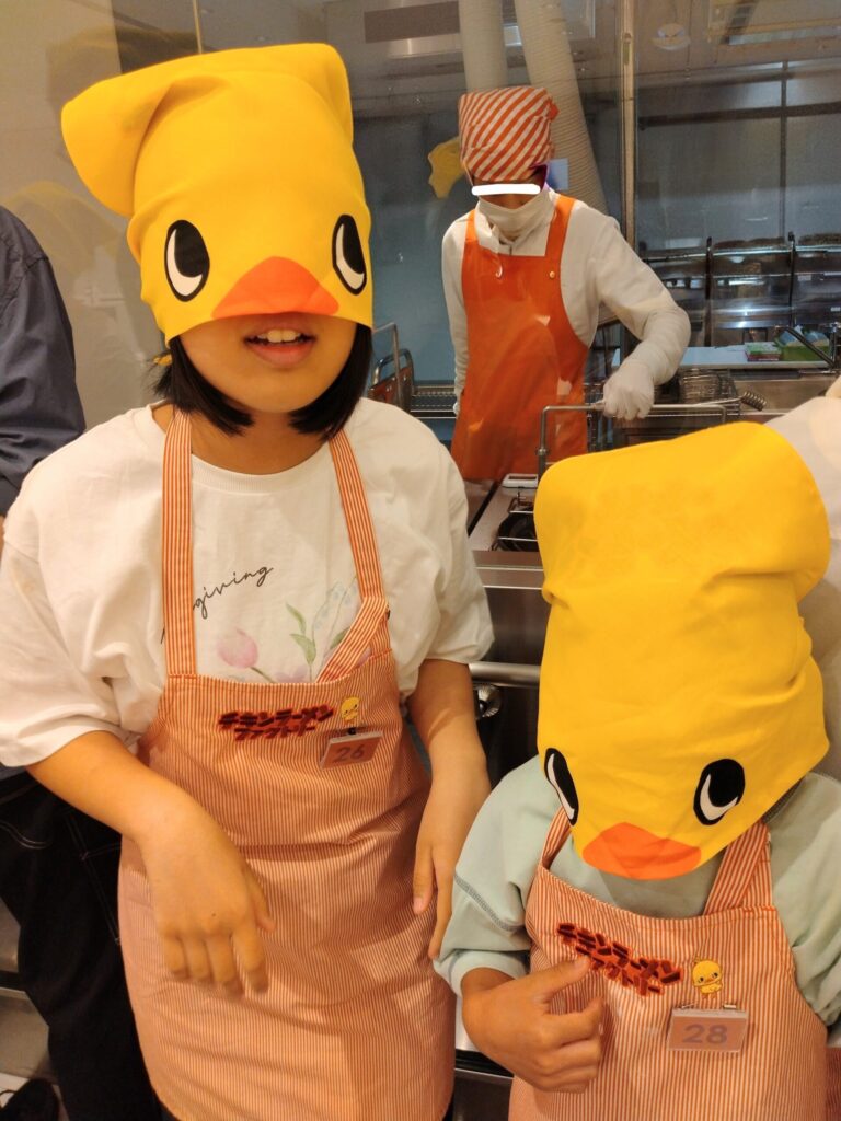 チキンラーメンファクトリーでひよこちゃんバンダナを巻いた姉弟