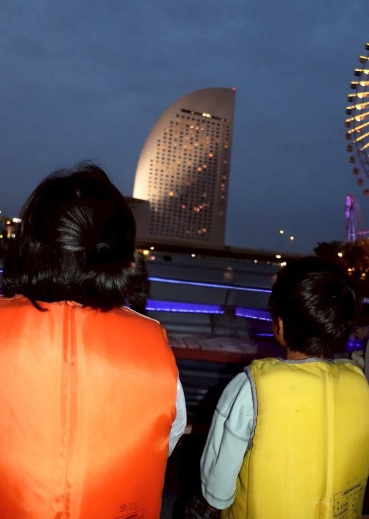 横浜夜景クルーズで救命胴衣を着る姉弟