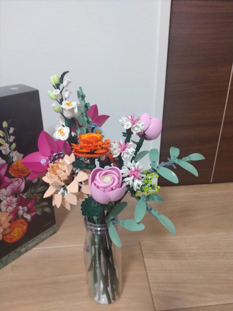 花瓶に飾ったレゴ・ボタニカル ピンクのブーケ