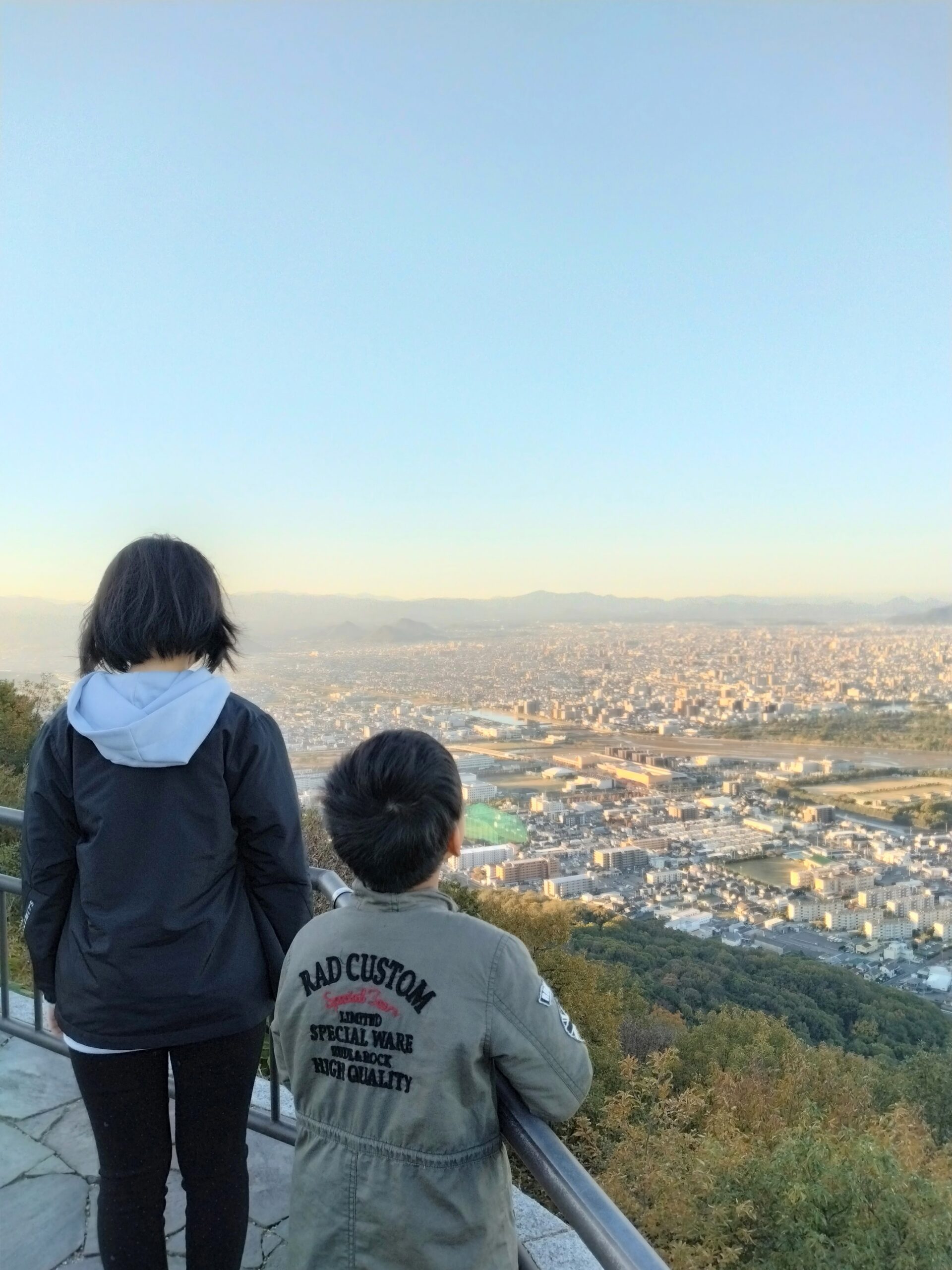 屋島から高松の街並みを眺める姉弟