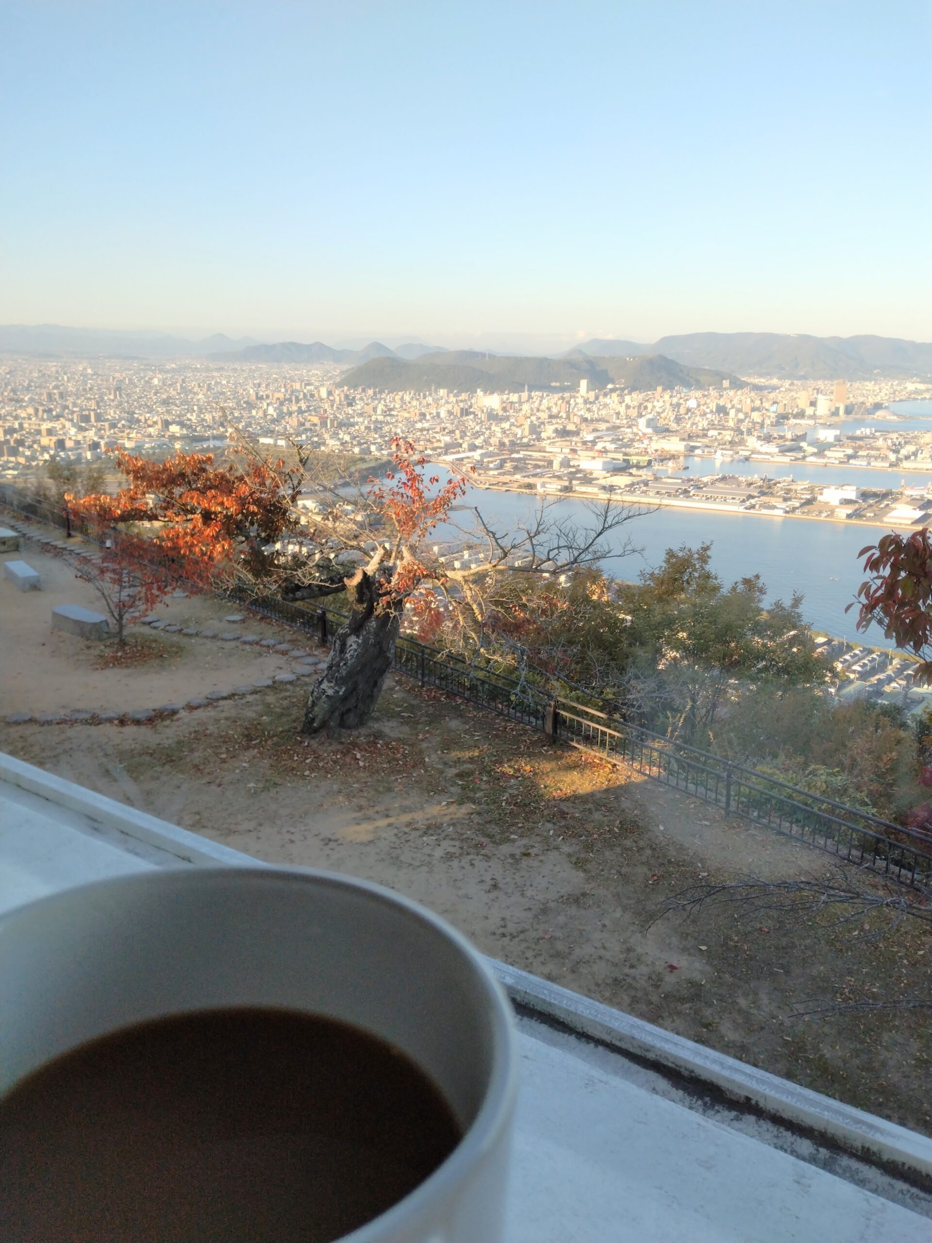 ホテル望海荘の窓辺でコーヒーを飲みながら眺める高松の街