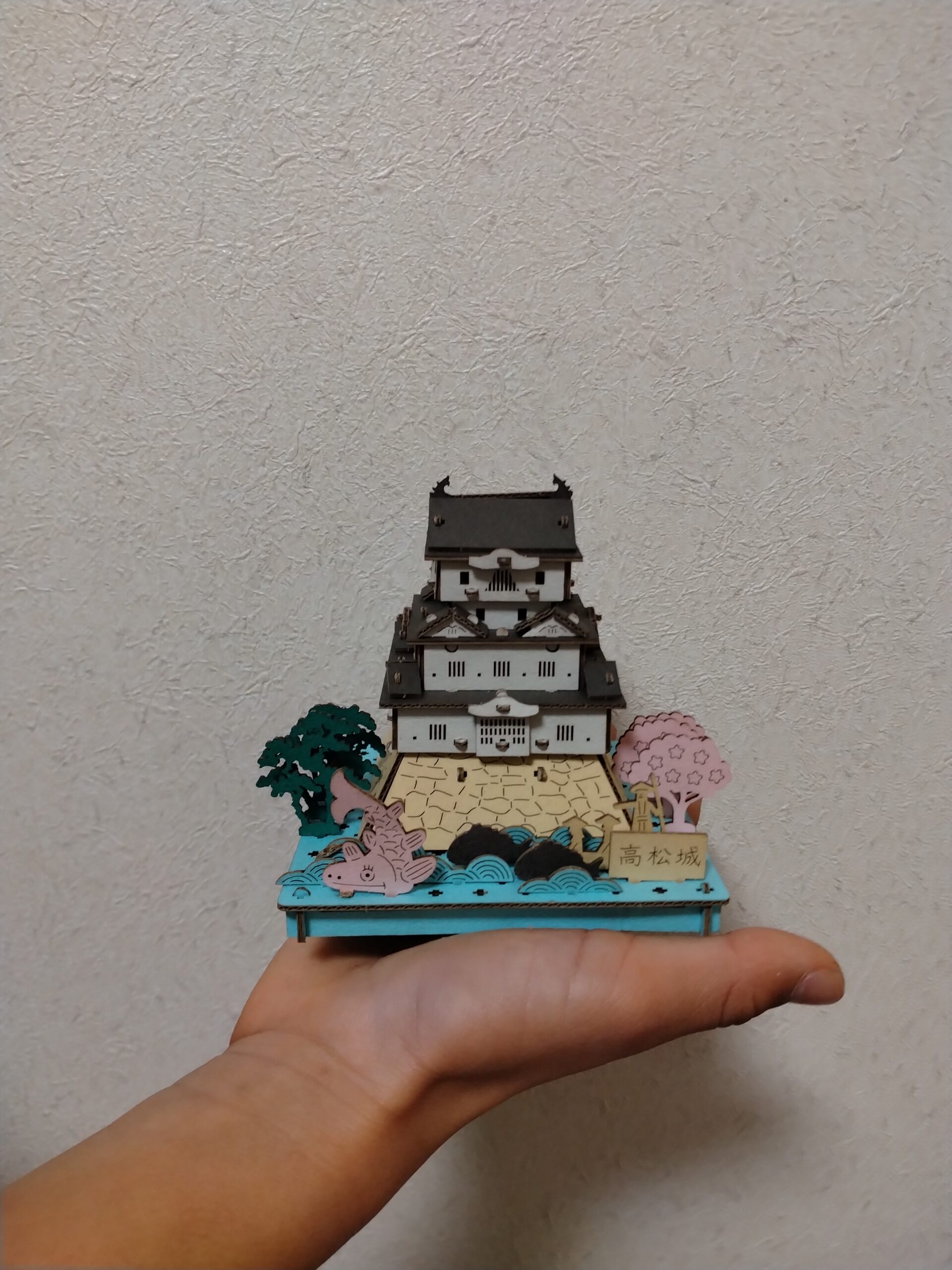 手のひらに載せた高松城のクラフト作品