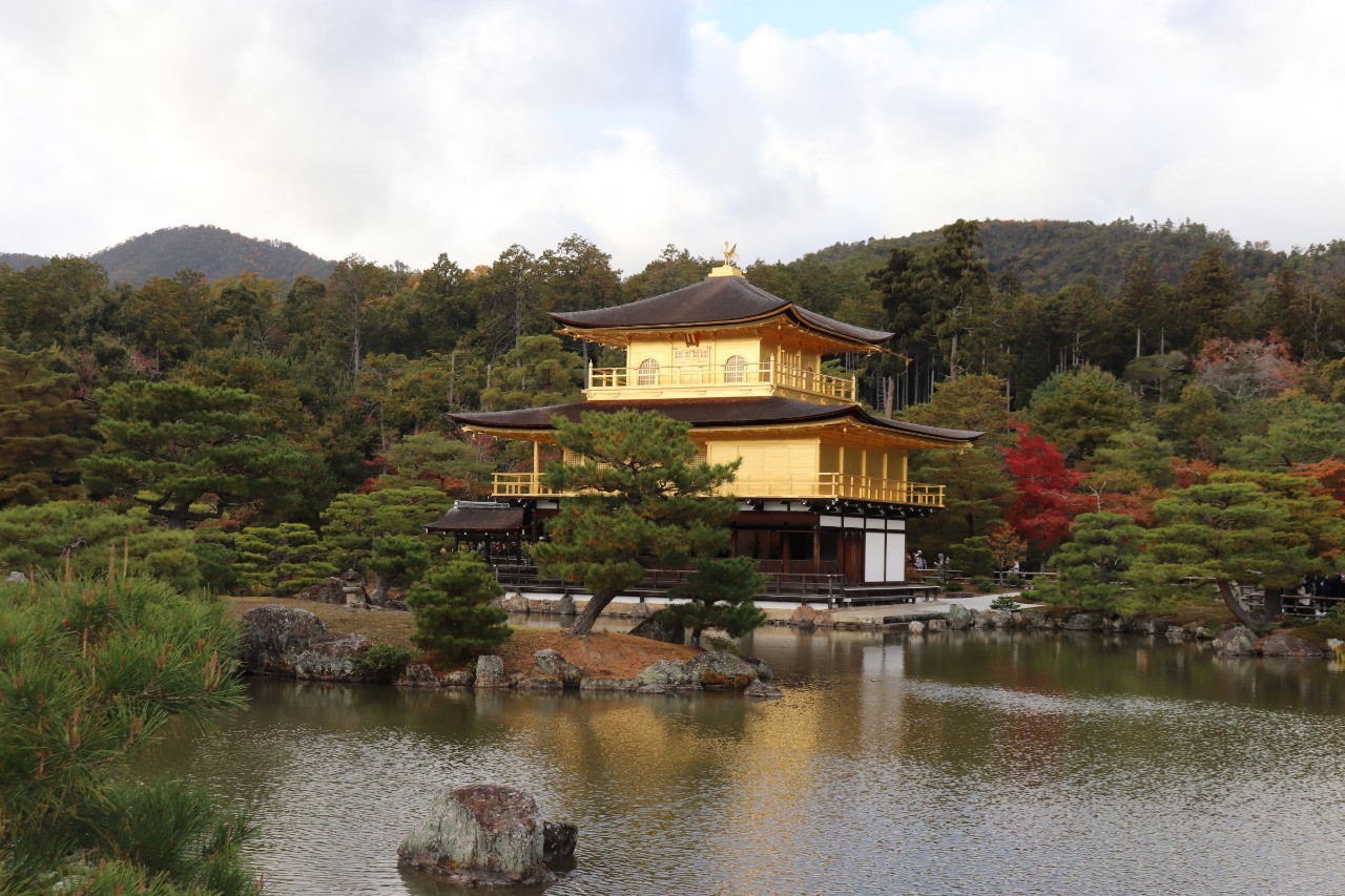 紅葉の季節の京都・金閣寺