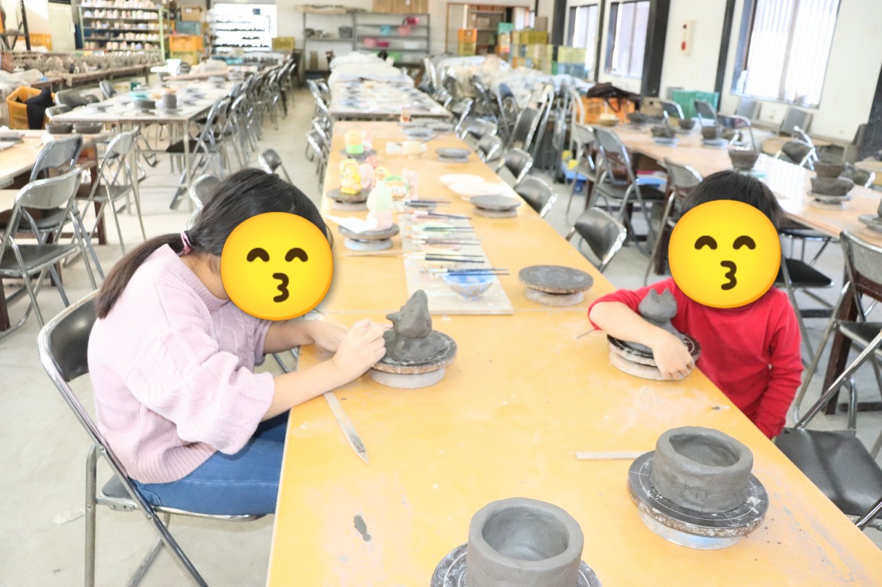 たぬき村で信楽焼の陶芸体験をする姉弟