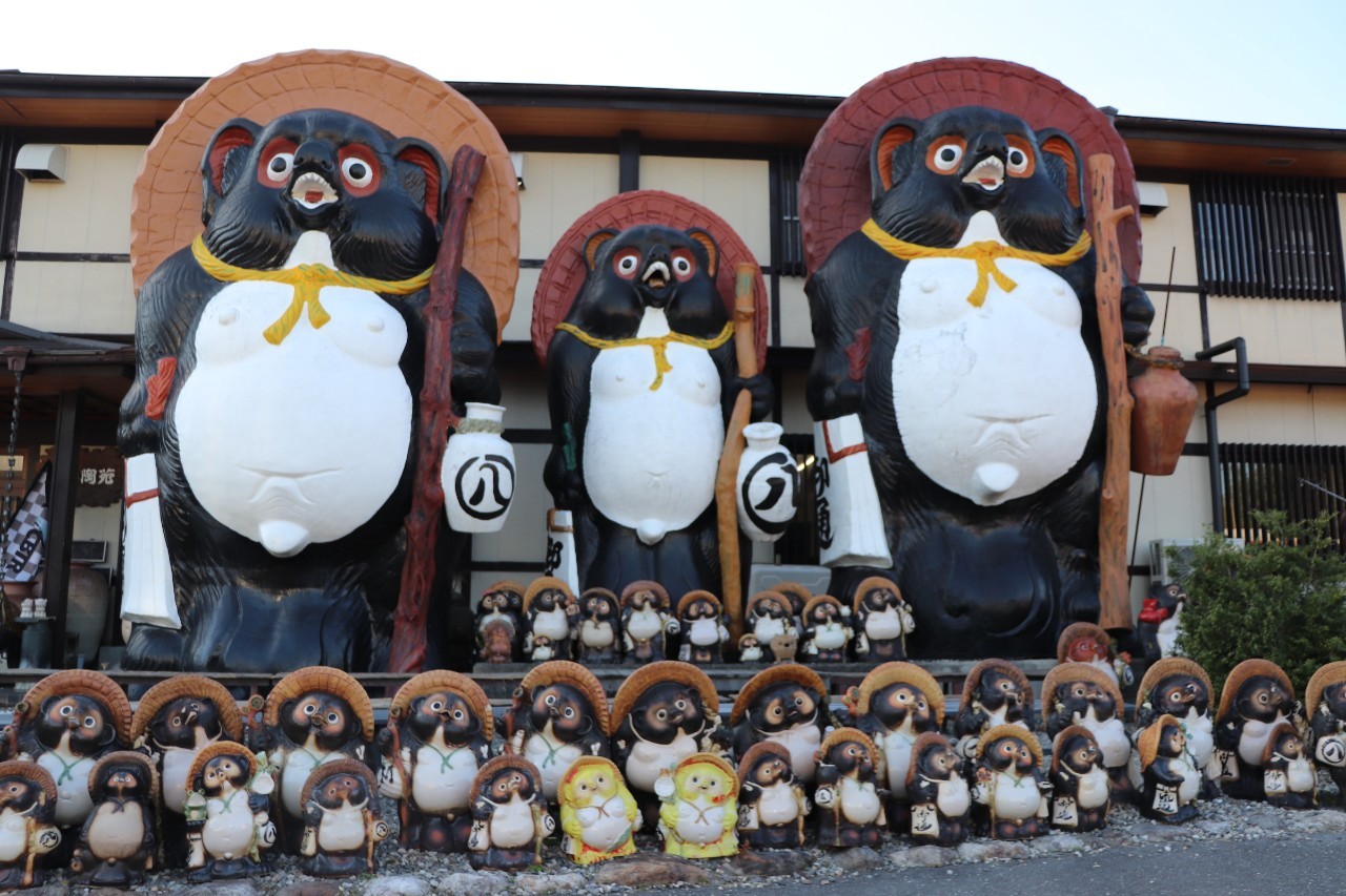 信楽陶苑たぬき村に並ぶ大きなたぬきの置物