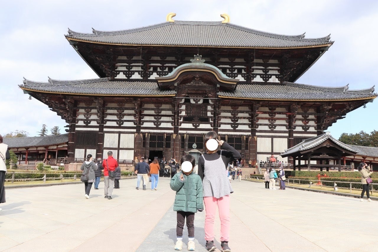 奈良の東大寺大仏殿を訪れた姉弟