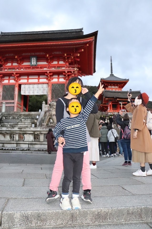 清水寺の仁王門前で記念撮影する姉弟