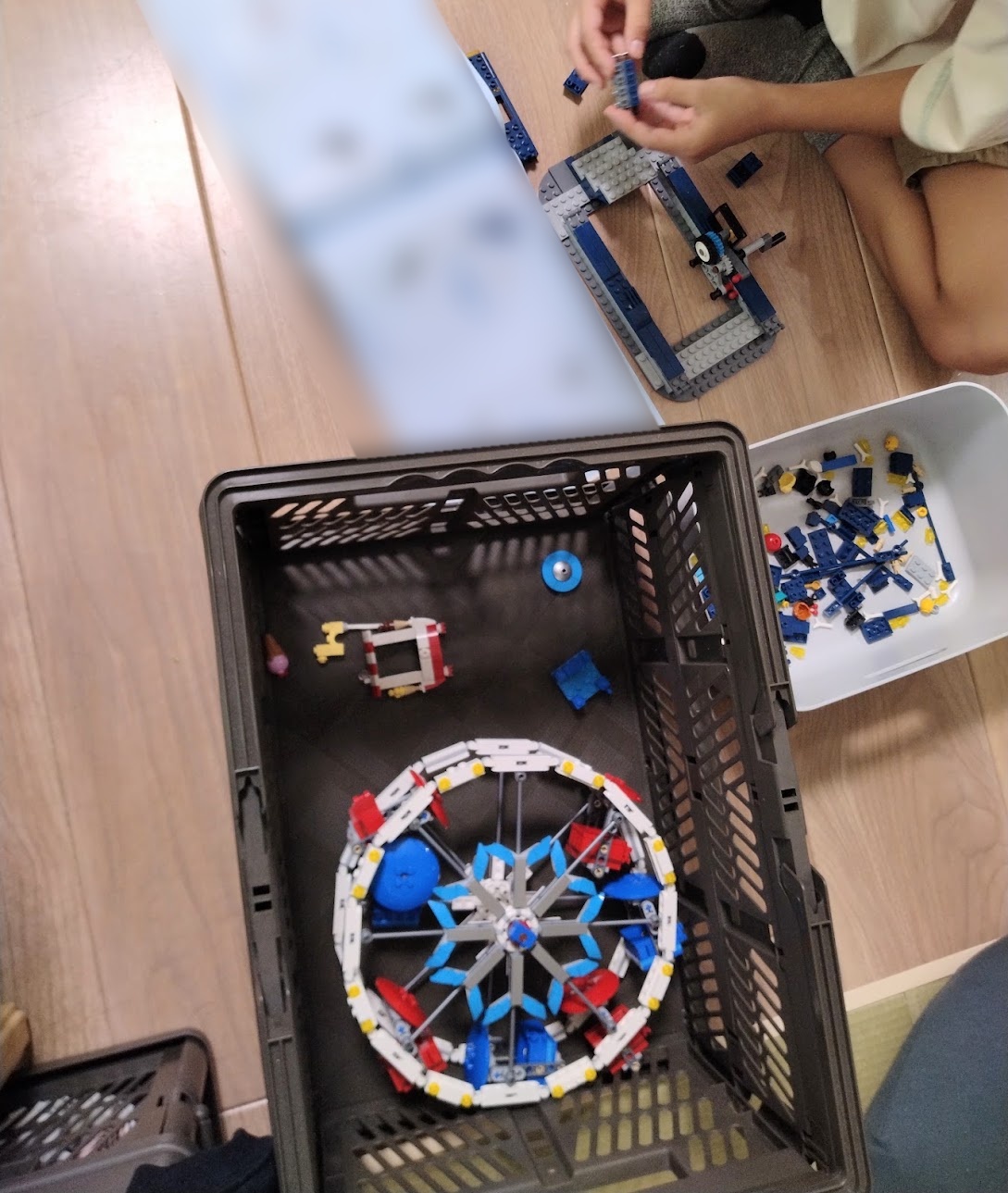 RentaBrickで借りた観覧車を組み立てる小3息子